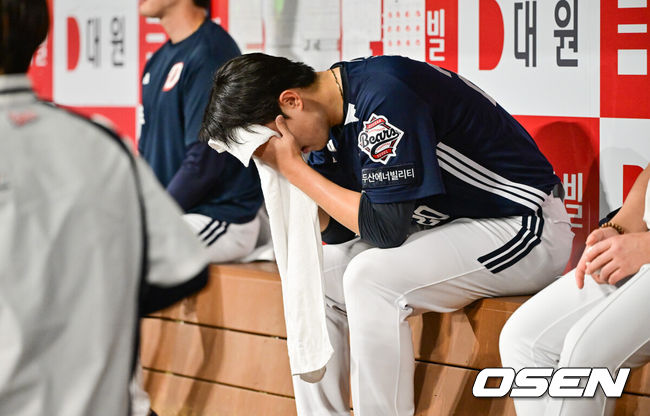 [OSEN=고척, 박준형 기자] 23일 오후 서울 고척스카이돔에서 ‘2025 신한 SOL BANK KBO리그’ 키움 히어로즈와 두산 베어스의 경기가 진행됐다.이날 키움은 김윤하를, 두산은 김유성을 선발투수로 내세웠다.4회말 벤치클리어링 이후 강판된 두산 김유성이 벤치에서 아쉬워하고 있다.    2025.04.23 / soul1014@osen.co.kr