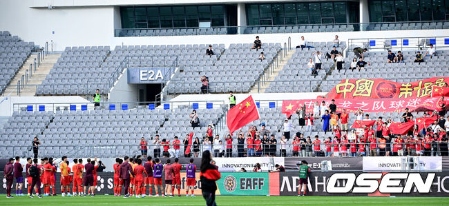 [OSEN=용인, 최규한 기자] 5일 오후 용인 미르스타디움에서 2025 동아시아축구연맹(EAFF) E-1 챔피언십(동아시안컵) 3차전 중국과 홍콩의 경기가 열렸다.이날 경기는 중국이 홍콩을 상대로 1-0 승리를 거뒀다.경기를 마치고 중국 선수들이 팬들에게 인사를 전하고 있다. 2025.07.15 / dreamer@osen.co.kr