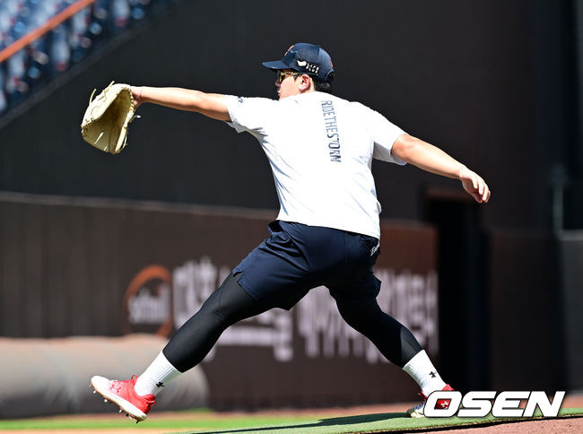 영점 조정의 간절함 속 공 없이 마운드에서 투구를 펼치는 김서현.