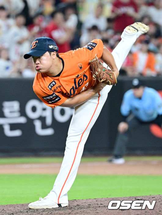[OSEN=대전, 최규한 기자] 26일 대전 한화생명볼파크에서 ‘2025 신한 SOL Bank KBO리그’ 한화 이글스와 SSG 랜더스의 경기가 열렸다.홈팀 한화는 류현진, 방문팀 SSG는 김광현을 선발로 내세웠다.8회초 1사 1, 3루 상황 마운드에 오른 한화 투수 정우주가 힘차게 공을 뿌리고 있다. 2025.07.26 / dreamer@osen.co.kr