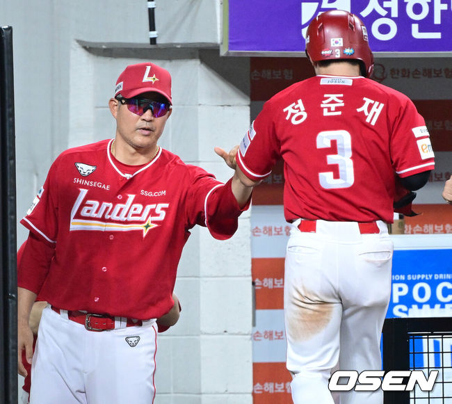 [OSEN=대전, 최규한 기자] 26일 대전 한화생명볼파크에서 ‘2025 신한 SOL Bank KBO리그’ 한화 이글스와 SSG 랜더스의 경기가 열렸다.홈팀 한화는 류현진, 방문팀 SSG는 김광현을 선발로 내세웠다.6회초 1사 2루 상황 SSG 김성현의 달아나는 1타점 적시타 때 홈을 밟은 정준재가 이숭용 감독과 인사를 나누고 있다. 2025.07.26 / dreamer@osen.co.kr