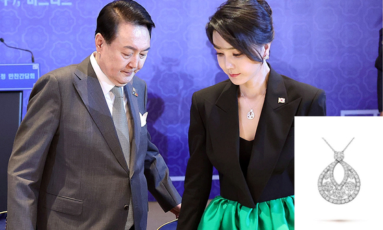 윤석열 전 대통령과 김건희 여사가 지난 2022년 6월 29일(현지시각) 스페인 마드리드 시내 호텔에서 열린 동포 만찬간담회에 참석하고 있다. 2022.6.30 대통령실사진기자단. 목걸이 사진 출처 반클리프 앤 아펠 홈페이지