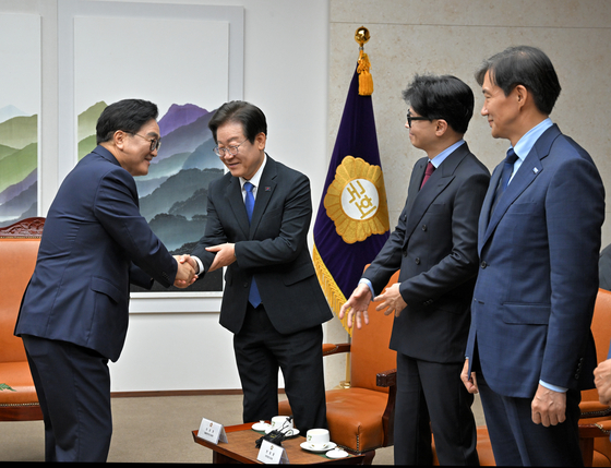 지난해 9월 2일 서울 여의도 국회본청 의장접견실에서 열린 제22대국회 개원식 겸 정기회 개회식 사전환담에서 우원식 국회의장(왼쪽)과 당시 더불어민주당 당대표였던 이재명 대통령, 한동훈 전 국민의힘 대표, 조국 전 조국혁신당 당대표가 인사하고 있다. 중앙포토