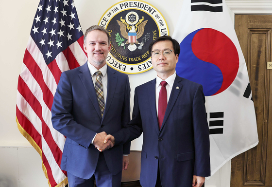 여한구 산업통상자원부 통상교섭본부장이 25일(현지시간) 미국 워싱턴 D.C. 미국무역대표부 회의실에서 제이미슨 그리어 미국무역대표부 대표와 한미 관세협상 진전 방안을 논의하기에 앞서 기념촬영을 하고 있다. 사진 산업부