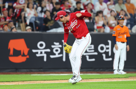 지난 26일 한화 류현진과의 첫 선발 맞대결에서 완승한 SSG 김광현. 연합뉴스
