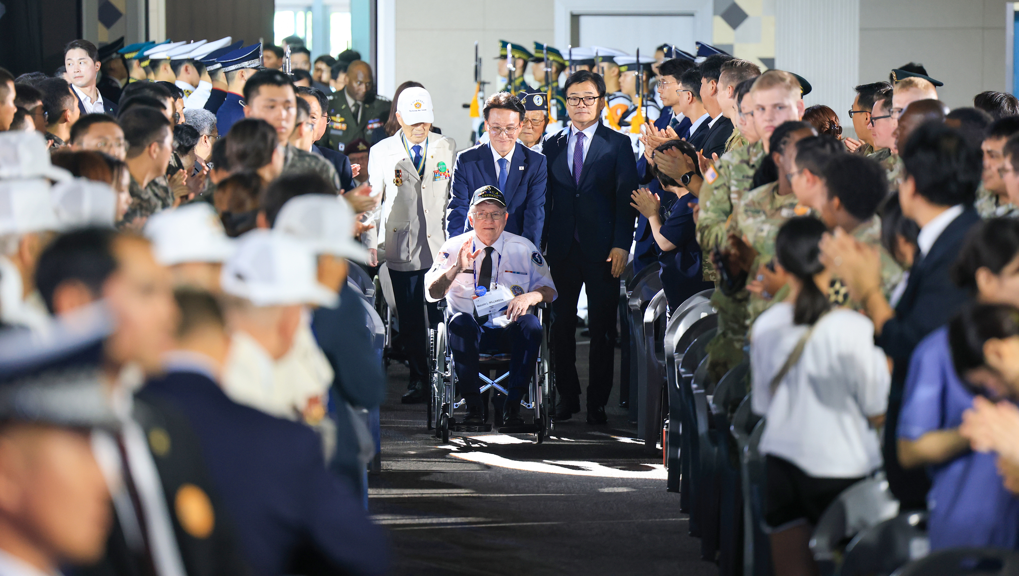 김민석 국무총리와 유엔참전용사들이 27일 오전 경기 고양시 킨텍스 제2전시장에서 열린 2025년 유엔군 참전의 날 기념식에 입장하고 있다. 뉴시스