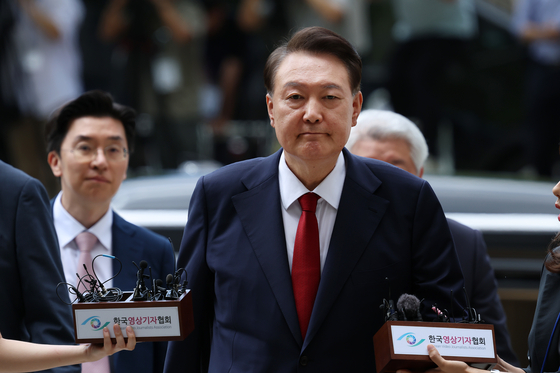 12·3 비상계엄과 관련해 특검의 수사를 받는 윤석열 전 대통령이 두 번째 영장실질심사를 받기 위해 9일 오후 서울 서초구 중앙지법으로 출석하고 있다. 뉴스1