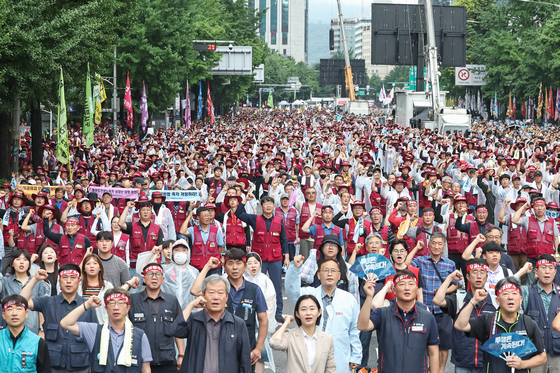 전국민주노동조합총연맹(민주노총) 조합원들이 지난 19일 오후 서울 중구 을지로 일대에서 열린 '7·19 민주노총 총파업 총력투쟁 결의대회'에서 구호를 외치고 있다. 뉴스1