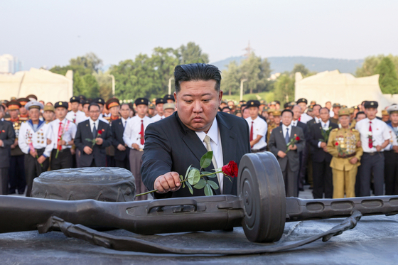 북한 노동당 기관지 노동신문은 27일 "경애하는 김정은 동지께서 전승 72돌에 즈음하여 7월 26일 조국해방전쟁(한국전쟁) 참전열사묘를 찾았다"라고 보도했다.    노동신문=뉴스1