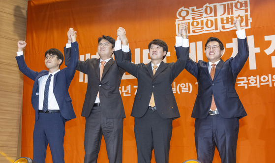 개혁신당 당 대표 선거에서 98% 지지율로 당 대표에 선출된 이준석 의원이 27일 국회의원회관 대회의실에서 열린 개혁신당 제2차 전당대회에서 신임 최고위원들과 손을 들어 인사하고 있다. 왼쪽부터 주이삭, 김정철 최고위원, 이 대표, 김성열 최고위원. 연합뉴스