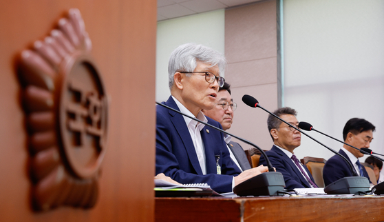 최동석 인사혁신처장이 22일 오후 서울 여의도 국회에서 열린 법제사법위원회 제427회국회(임시회) 제4차 전체회의에 출석해 신동욱 국민의힘 의원 질의에 답하고 있다. 뉴스1