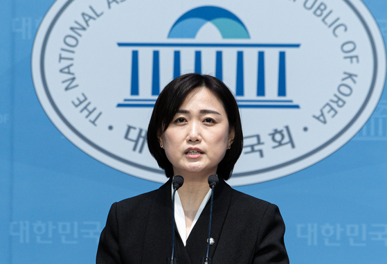 백승아 더불어민주당 교육특별위원회 위원장이 16일 오후 서울 여의도 국회 소통관에서 안전한 학교 만들기·하늘이법 입법 방향 기자회견을 하고 있다. 뉴스1