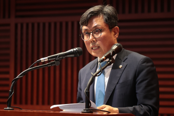 더불어민주당 안도걸 의원이 23일 서울 여의도 금투센터에서 열린 스테이블코인의 제도권 편입을 위한 정책토론회에서 인사말을 하고 있다. [연합뉴스]