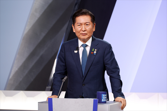 더불어민주당 정청래 당대표 후보가 27일 서울 여의도 KBS 신관 공개홀에서 열린 TV토론회에 참석해 시작을 기다리고 있다. 연합뉴스,