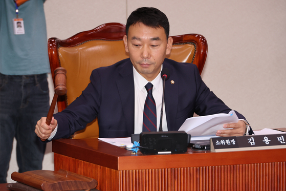  2일 국회 법제사법위원회에서 더불어민주당 김용민 법안심사제1소위원장이 상법 일부개정법률안 등 안건을 심사하기 위한 소위 회의를 개의하며 의사봉을 두드리고 있다. [연합뉴스]