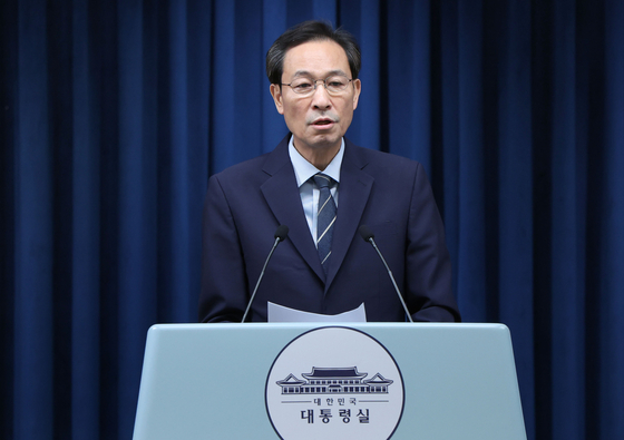 우상호 대통령실 정무수석이 28일 서울 용산 대통령실 청사에서 ‘국민 임명식’ 관련 브리핑을 하고 있다. 대통령실사진기자단