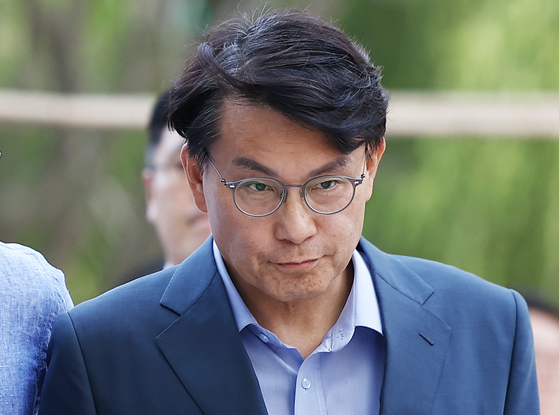 윤상현 국민의힘 의원이 지난 27일 서울 종로구 광화문 kt웨스트 김건희 특검 사무실로 향하고 있다. 연합뉴스