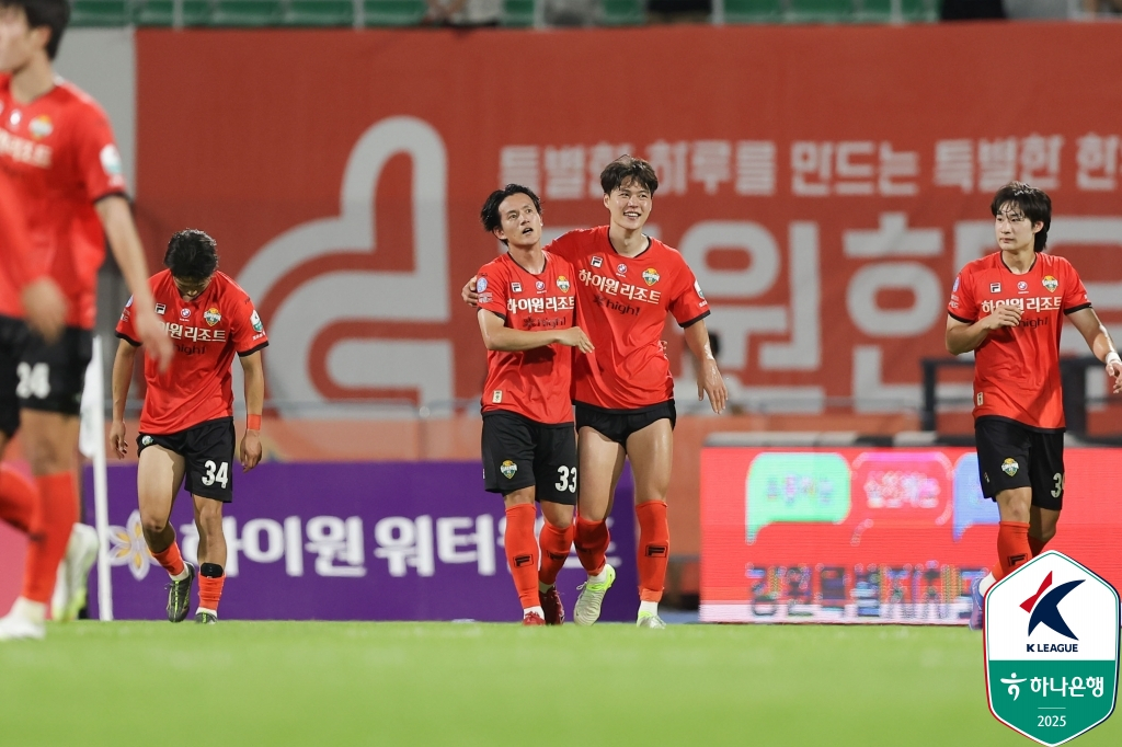 극적인 동점골을 뽑아낸 프로축구 강원FC 홍철. [사진 프로축구연맹]