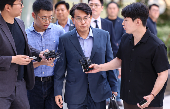 공천 개입 의혹을 받는 윤상현 국민의힘 의원이 27일 서울 종로구에 마련된 김건희 특검팀(특별검사 민중기) 사무실로 조사를 받기 위해 출석하고 있다. 뉴스1