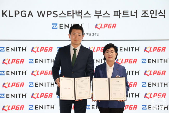 KLPGA와 WPS스타벅스가 부스 파트너 조인식을 갖고 있다. 제니스 김동혁 대표이사(왼쪽)와 KLPGA 김순희 수석부회장.