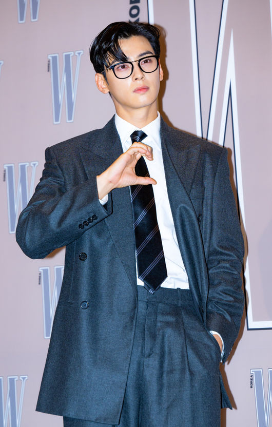 [OSEN=민경훈 기자] 14일 오후 서울 종로구 포시즌스 호텔 서울 그랜드볼룸에서 제19회유방암인식 향상 캠페인 자선 행사 포토월이 진행됐다.유방암 인식 향상 및 기념하기 위해 매년 열리는 이 자선 파티에는 수많은 연예인 셀럽들이 참석해 자리를 빛냈다.가수 겸 배우 차은우가 포토타임을 갖고 있다. 2024.10.14 / rumi@osen.co.kr