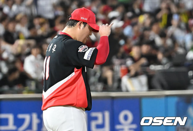 [OSEN=부산, 이석우 기자] 27일 부산 사직야구장에서 2025 신한 SOL 뱅크 KBO 리그 롯데 자이언츠와 KIA 타이거즈의 경기가 열렸다. 홈팀 롯데는 나균안이, 방문팀 KIA는 네일이 선발 출전했다.KIA 타이거즈 조상우가 8회말 2사 2,3루 전준우에게 우중간 2타점 2루타를 맞고 아쉬워하고 있다. 2025.07.27 / foto0307@osen.co.kr