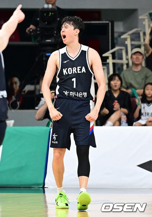 [OSEN=안양, 김성락 기자] 13일 오후 안양 정관장아레나에서 ‘하나은행 2025 남자농구 국가대표 평가전’ 대한민국과 일본의 두 번째 평가전이 열렸다. 대한민국은 지난 11일 열린 일본과의 첫 번째 평가전에서 91-77로 승리를 거뒀다. 2쿼터 대한민국 이현중이 슛에 성공한 뒤 기뻐하고 있다. 2025.07.13 / ksl0919@osen.co.kr
