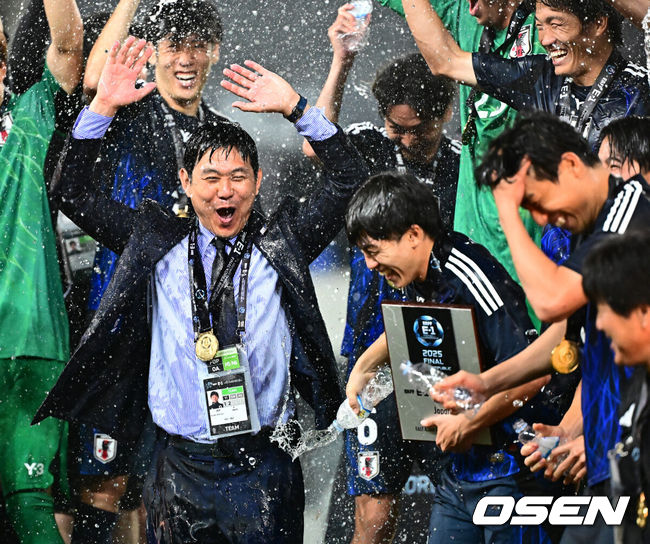 [OSEN=용인, 지형준 기자] 대굴욕이다. 한국축구가 일본에 사상 첫 3연패를 당했다.홍명보 감독이 이끄는 남자축구대표팀은 15일 오후 7시 24분 용인 미르스타디움에서 개최되는 2025 동아시아축구연맹(EAFF) E-1 챔피언십(동아시안컵) 3차전에서 숙적 일본에게 0-1로 패해 우승컵 탈환에 실패했다.대회 3승의 일본이 통산 세 번째 우승을 달성했다. 일본은 안방의 한국을 누르고 대회 2연패까지 가져갔다. 한국은 여전히 5회 우승으로 최다우승이지만 2개 대회 연속 일본에 밀렸다.경기를 마치고 일본 모리야스 하지메 감독이 선수들과 우승을 기뻐하고 있다. 2025.07.15 / jpnews@osen.co.kr
