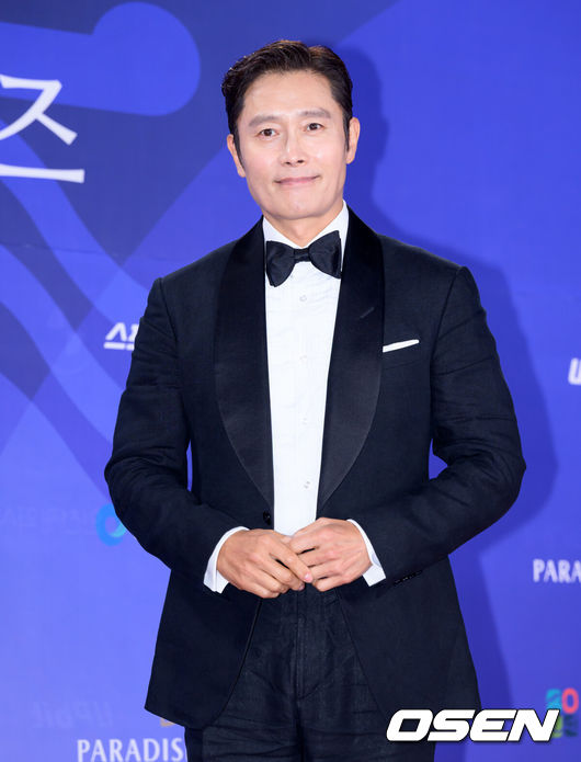 [OSEN=이대선 기자] 제4회 청룡시리즈어워즈 레드카펫 및 포토월 행사가 18일 인천 파라다이스시티에서 열렸다.청룡시리즈어워즈는 2022년 대한민국 최초로 시도된 오리지널 스트리밍 시리즈를 대상으로 하는 시상식이다. 사회는 전현무와 임윤아로 4년 연속 호흡을 맞춘다.배우 이병헌이 레드카펫을 밟고 있다. 2025.07.18 /sunday@osen.co.kr