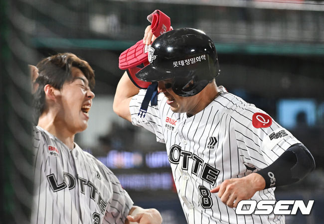 [OSEN=부산, 이석우 기자] 27일 부산 사직야구장에서 2025 신한 SOL 뱅크 KBO 리그 롯데 자이언츠와 KIA 타이거즈의 경기가 열렸다. 홈팀 롯데는 나균안이, 방문팀 KIA는 네일이 선발 출전했다.롯데 자이언츠 전준우가 8회말 2사 2,3루 우중간 2타점 2루타를 치고 교체후 기쁨의 하이파이브를 하고 있다. 2025.07.27 / foto0307@osen.co.kr