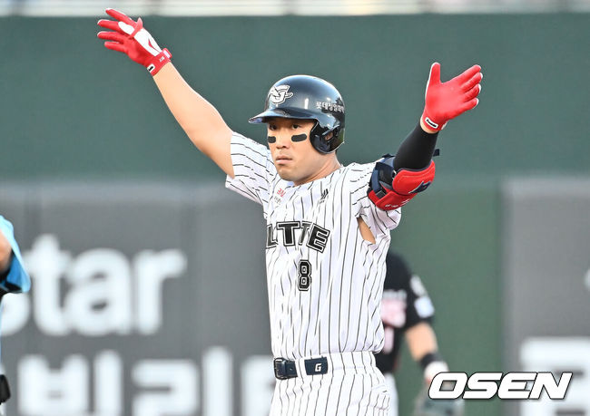 [OSEN=부산, 이석우 기자] 26일 부산 사직야구장에서 2025 신한 SOL 뱅크 KBO 리그 롯데 자이언츠와 KIA 타이거즈의 경기가 열렸다. 홈팀 롯데는 이민석이, 방문팀 KIA는 이의리가 선발 출전했다.롯데 자이언츠 전준우가 3회말 무사 3루 중견수 왼쪽 뒤 1타점 2루타를 치고 세리머니를 하고 있다. 2025.07.26 / foto0307@osen.co.kr