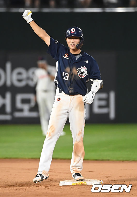 [OSEN=부산, 이석우 기자] 9일 부산 사직야구장에서 2025 신한 SOL 뱅크 KBO 리그 롯데 자이언츠와 두산 베어스의 경기가 열렸다. 홈팀 롯데는 이민석이, 방문팀 두산은 곽빈이 선발 출전했다.두산 베어스 이유찬이 9회말 2사 2루 역전 1타점 우익수 앞 안타를 치고 2루가지 진출해 세리머니를 하고 있다. 2025.07.09 / foto0307@osen.co.kr