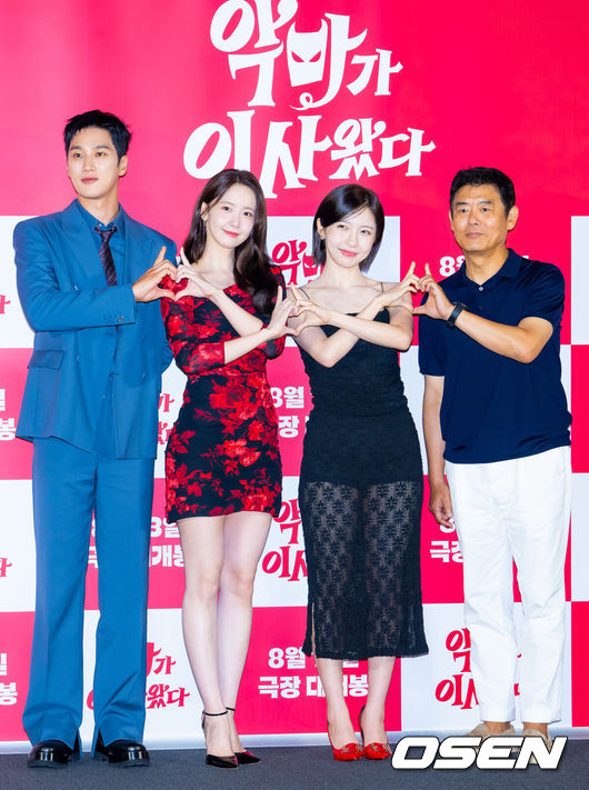 [OSEN=민경훈 기자] 9일 오전 서울 용산구 CGV 용산아이파크몰에서 영화 '악마가 이사왔다' 제작보고회가 열렸다.영화 '악마가 이사왔다'(이상근 감독)는 새벽마다 악마로 깨어나는 '선지'(임윤아 분)를 감시하는 기상천외한 아르바이트를 하게 된 청년 백수 '길구'(안보현)의 영혼 탈탈 털리는 이야기를 담은 악마 들린 코미디다.배우 안보현, 임윤아, 주현영, 성동일이 포토타임을 갖고 있다. 2025.07.09 / rumi@osen.co.kr