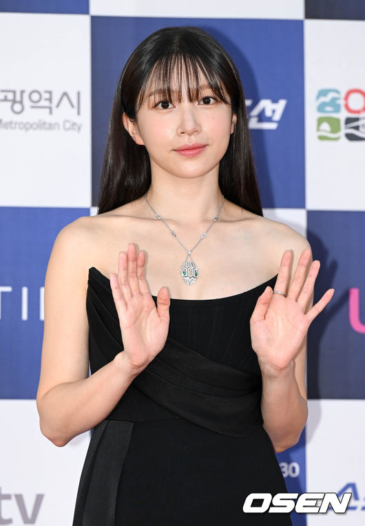 [OSEN=인천, 조은정 기자]19일 인천 영종도 파라다이스시티에서 제2회 청룡시리즈어워즈 레드카펫 및 포토월 행사가 열렸다.배우 안희연이 레드카펫을 밞으면 포즈를 취하고 있다. 2023.07.19 /cej@osen.co.kr 