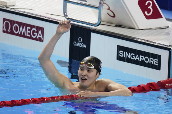 김우민이 27일 세계선수권 경영 남자 자유형 400ｍ 결선에서 동메달을 확정한 뒤 기뻐하고 있다. AP=연합뉴스 