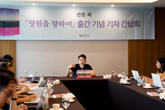 안톤 허 작가는 이성복 시인의 『무한화서』 덕분에 이 소설을 쓸 수 있었다고 말했다. 그는 자원하여 이성복 시인의 『무한화서』를 영어로 번역했고, 『무한화서』는 전미 도서 비평가 협회가 수여하는 2023년 ‘바리오스 번역서상’ 후보에 오르기도 했다. 그가 영어로 번역한 이성복 시인의 『그 여름의 끝』(1990) 역시 영역 출판을 앞두고 있다. 사진 오팬하우스