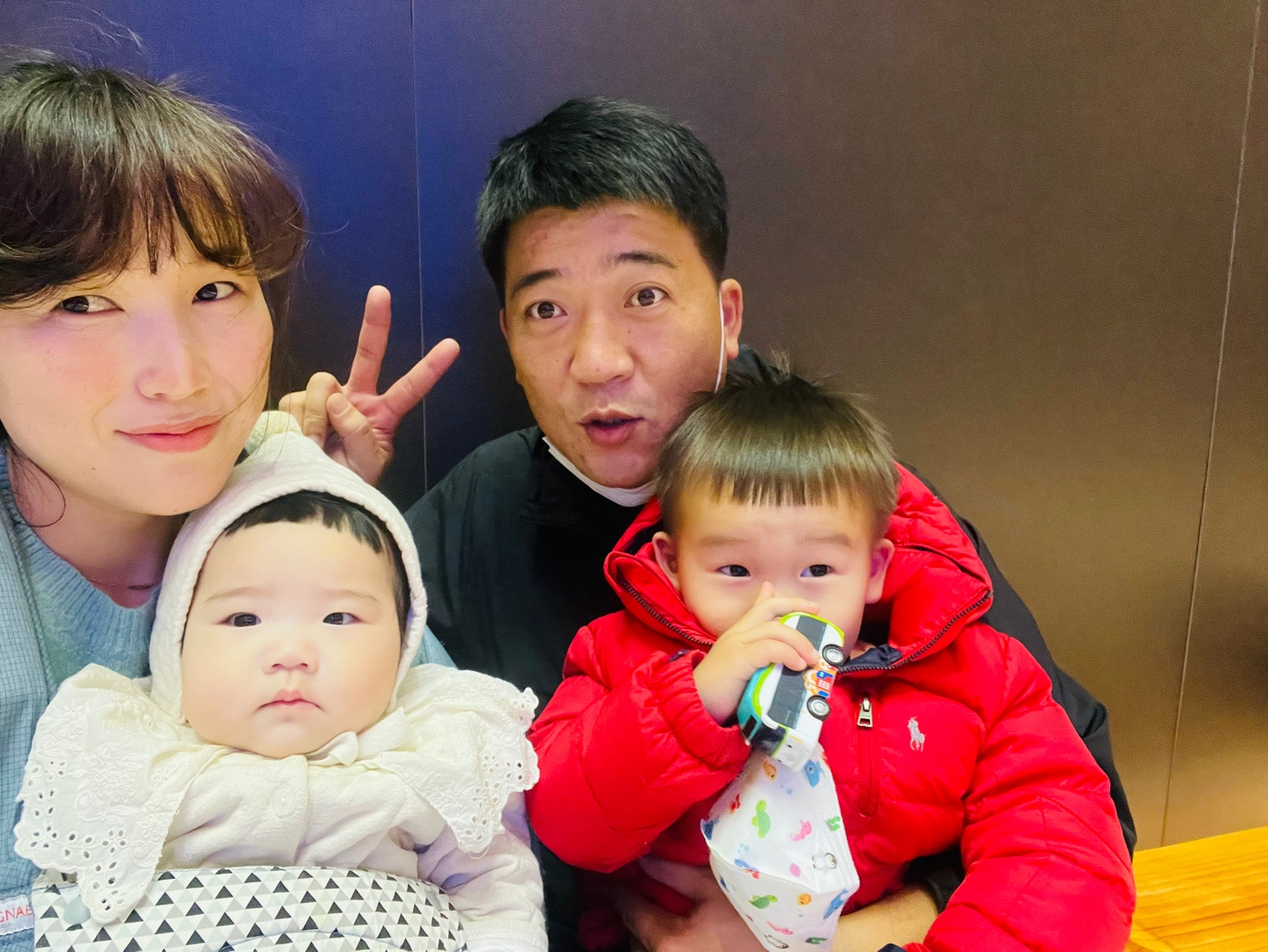 뇌사 장기기증으로 4명을 살린 장상빈씨 가족. 사진 한국장기조직기증원