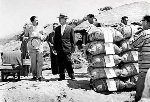 1957년 8월 9일 수해를 입은 영남 지역을 찾아 농민을 위로하는 이승만 대통령. [중앙포토]