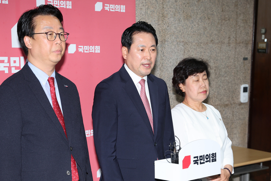 국민의힘 법사위원인 곽규택(왼쪽부터), 장동혁, 조배숙 의원이 28일 오후 서울 여의도 국회에서 여당 주도 상법 추가 개정안이 통과된 뒤 입장을 밝히고 있다. 뉴스1