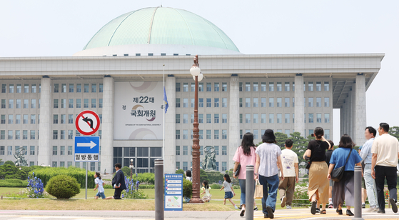지난해 6월 제22대 국회 개원을 앞두고 시민들이 국회의사당 앞을 지나가고 있다. [뉴스1]