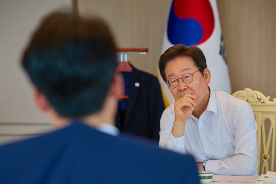 이재명 대통령이 28일 용산 대통령실에서 김민석 국무총리와 오찬을 하며 주례 보고를 받고 있다. 2025.7.28 대통령실 제공