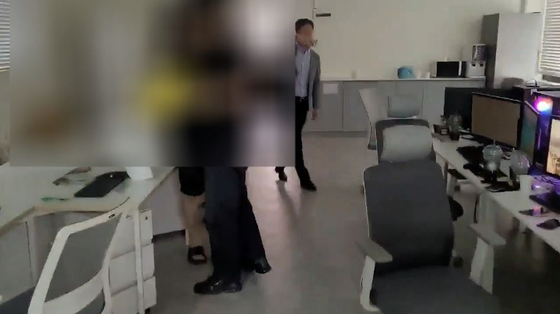 경찰이 유튜브 방송으로 피해자 정보를 입수, 범행에 사용한 투자 리딩방 사기 범죄 조직원을 사무실에서 검거하고 있다. 사진 경기남부경찰청