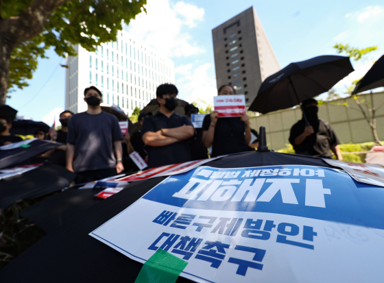 지난해 8월 티몬·위메프(티메프) 정산 지연 사태 피해자들이 서울 서초구 서울중앙지방검찰청 앞에서 티몬·위메프 경영진의 구속 수사와 피해 구제 방안 대책 마련을 촉구하며 검은 우산 집회를 하고 있다. 연합뉴스