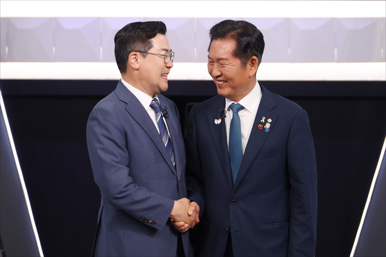 박찬대(왼쪽), 정청래 더불어민주당 당대표 후보가 27일 오후 서울 여의도 KBS 신관 공개홀에서 TV토론회 시작 전 악수를 하고 있다. 뉴스1