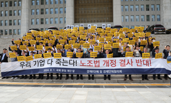 경제 6단체 및 경제단체협의회 관계자들이 지난해 8월 1일 노조법 개정을 반대하는 결의대회를 하고 있다. 연합뉴스