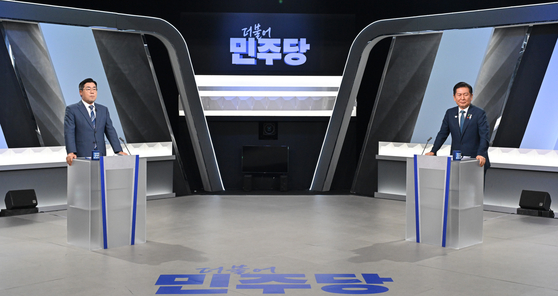 더불어민주당 당 대표 선거에 출마한 정청래(오른쪽), 박찬대 후보가 27일 2차 텔레비전 토론회에 참석했다. 연합뉴스