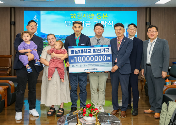 지난 25일 영남대에서 열린 고 김지양 동문의 장학금 기탁식. 가운데에서 왼쪽부터 배우자인 이상목씨, 장남 이기하씨, 최외출 영남대 총장. [사진 영남대]
