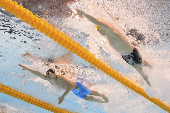 27일 세계선수권 경영 남자 자유형 400ｍ 결선에서 레이스하는 김우민(왼쪽). AP=연합뉴스