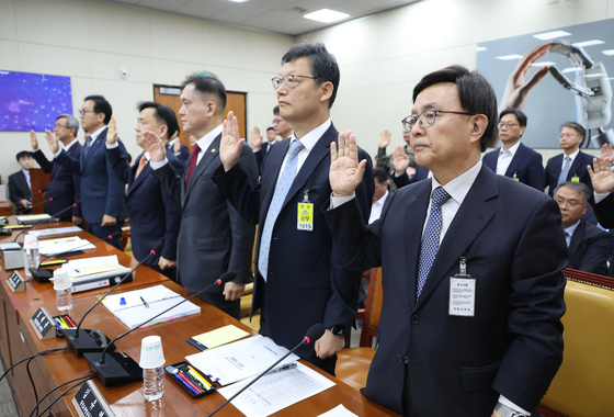 지난 4월30일 서울 여의도 국회에서 열린 과학기술방송정보통신위원회 전체회의에서 김백(오른쪽) YTN 사장 등 증인들이 선서를 하고 있다. 뉴시스
