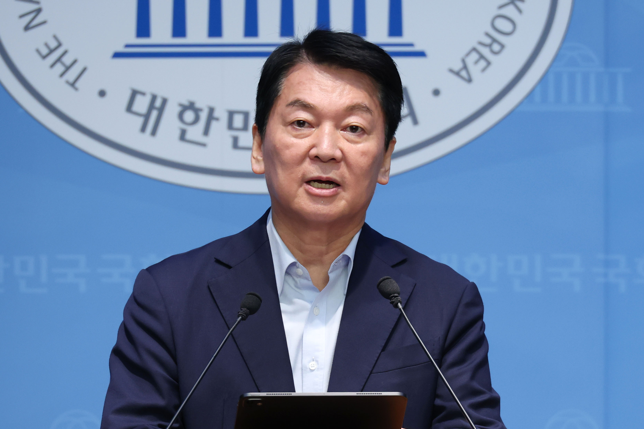 안철수 의원이 28일 오전 서울 여의도 국회 소통관에서 국민의힘 혁신안 관련 기자회견을 하고 있다. 뉴스1
